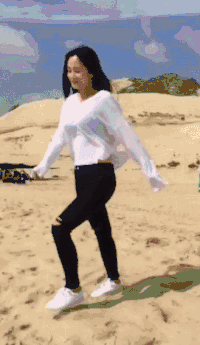 美女 走路 长发飘飘 沙滩