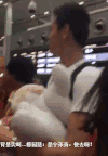 孙杨 傅园慧 机场 抢玩偶
