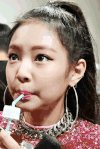 blackpink 酷 美少女 jennie 喝东西 大耳环