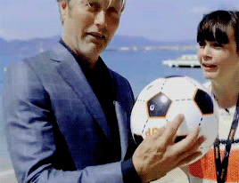 西装男 足球 美女 交谈