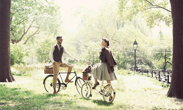 美丽的风景 情侣 自行车 奇妙的约会