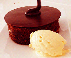 蛋糕 巧克力 美味的 食物 冰激凌 甜点 食物图片 可爱的食物 巧克力蛋糕 巧克力熔岩蛋糕 牙密 simplyfoodgifs