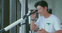 望远镜 微笑 看手机