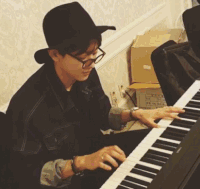 EXO组合 朴灿烈 弹钢琴 帅气 型男范