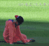 帅哥 坐地上 帽子 绿草