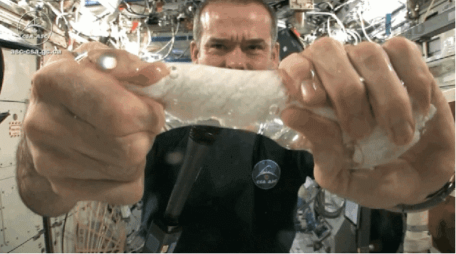 太空舱 失重状态 水的张力 拧毛巾