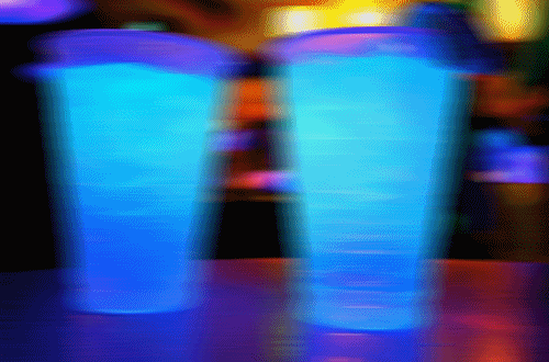 红色 运动 流 跳舞 白色 聚会 食品和放大器；饮料 十几岁的生命 夜晚 伏特加酒 酒精 蓝色 芒 女孩 发光 巴拉达 霓虹灯 拥有 很完美 饮料 杯子 Alexa deadroses 赃物