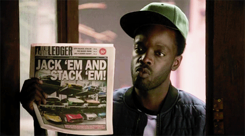 国外电影 黑人男子 看报纸 搞笑