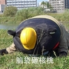脑袋砸核桃 熊本熊 安全帽 草地