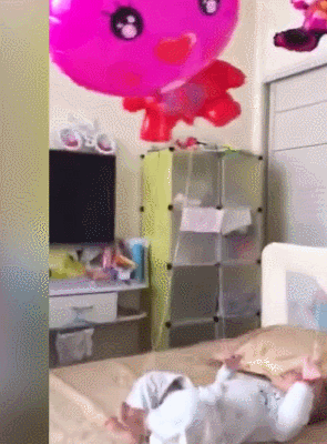 萌娃 玩气球 像演杂技的