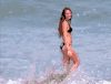 美女 比基尼 长发 海浪
