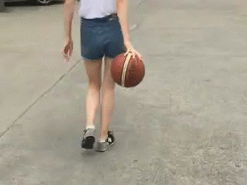 单手抓球 篮球 美女 大长腿 背影