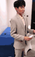 易祥千玺 王源 西装 说话