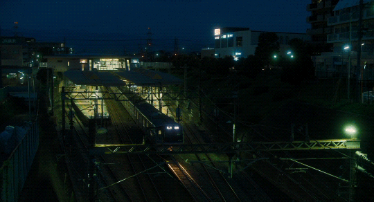 城市  铁路  火车  行驶  灯光