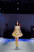 美女 黄裙子 跳舞 走过来 性感