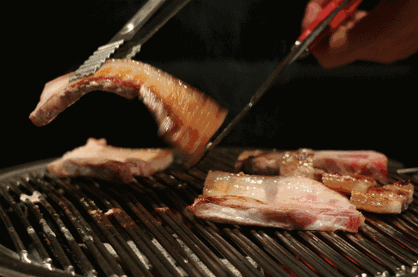 猪肉 烤肉 夹子 剪肉 碳烤 美味