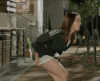 美女  街道  弯腰  内急  着急