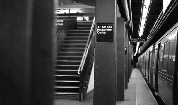 地铁 开走了 楼梯 站台