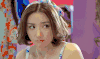 美女 斜眼睛 发带 短发