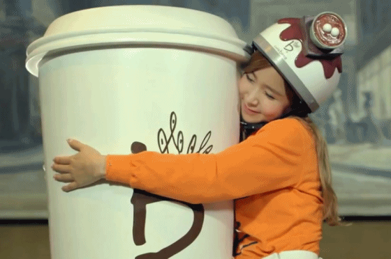 拥抱 咖啡陪你 少女 hug
