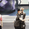 exo 帅哥 搞笑 抱起来