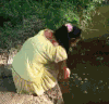 美女 洗衣服 河边 转身过来