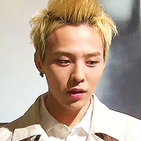 G-Dragon 金发 风衣 失望
