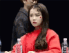 美女 矿泉水 握拳 手指
