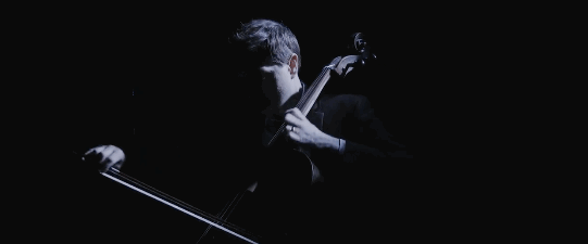 男人 拉提琴 光线暗 国外