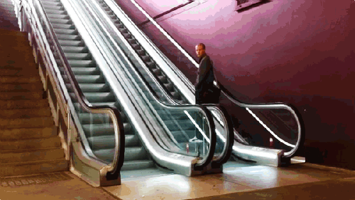 电梯 扶梯 下来 走动