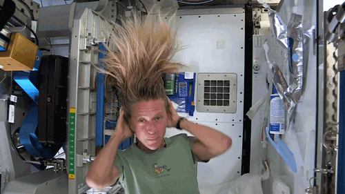 头发 科学 国际空间站 零重力 有时水离你而去 你试图抓住尽可能多的它 因为你可以