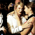 Taylor Swift 闺蜜 美女 Gigi Hadid 拥抱