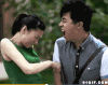 美女 掐 帅哥 胳膊