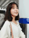 美女 白衣服 背包 走路 微笑