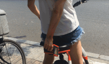自行车 穿短裤的姑娘都有这样的困扰 搞笑雷人 女孩
