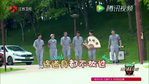 帥哥 行走 開心 聊天