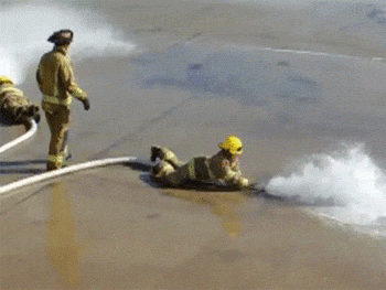 消防员 搞笑 水冲击 训练