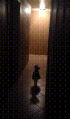 黑夜 走廊 娃娃 惊吓 踢开