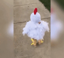 小朋友 走路 公鸡的打扮 真可爱