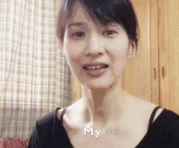 美女 竖起大拇指 微笑 黑衣服