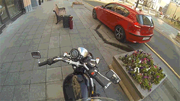 轿车 挑衅 摩托车 motorcycle