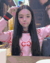 女孩 大耳环 撩发 交谈 可爱