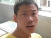 皱眉 短发男 教室 书本