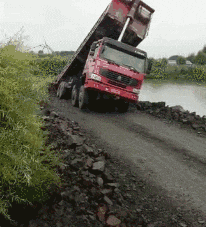 货车 翻车 掉湖里 危险
