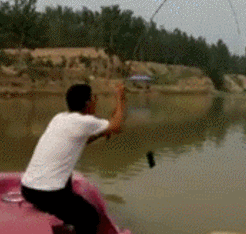 湖水 眼镜男 钓鱼 断了