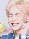 xiumin 金珉锡 exo 卖萌 眨眼 韩国欧巴 明星爱豆