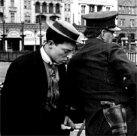 警察 背影 小偷 手枪