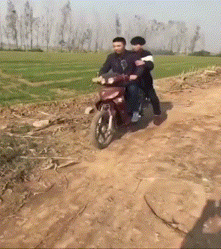 摩托车 两个人 轮子掉了 土地