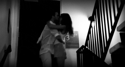 情侣 楼梯 接吻 黑白