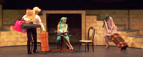 绿色头发 拎起行李箱 舞台 舞台剧